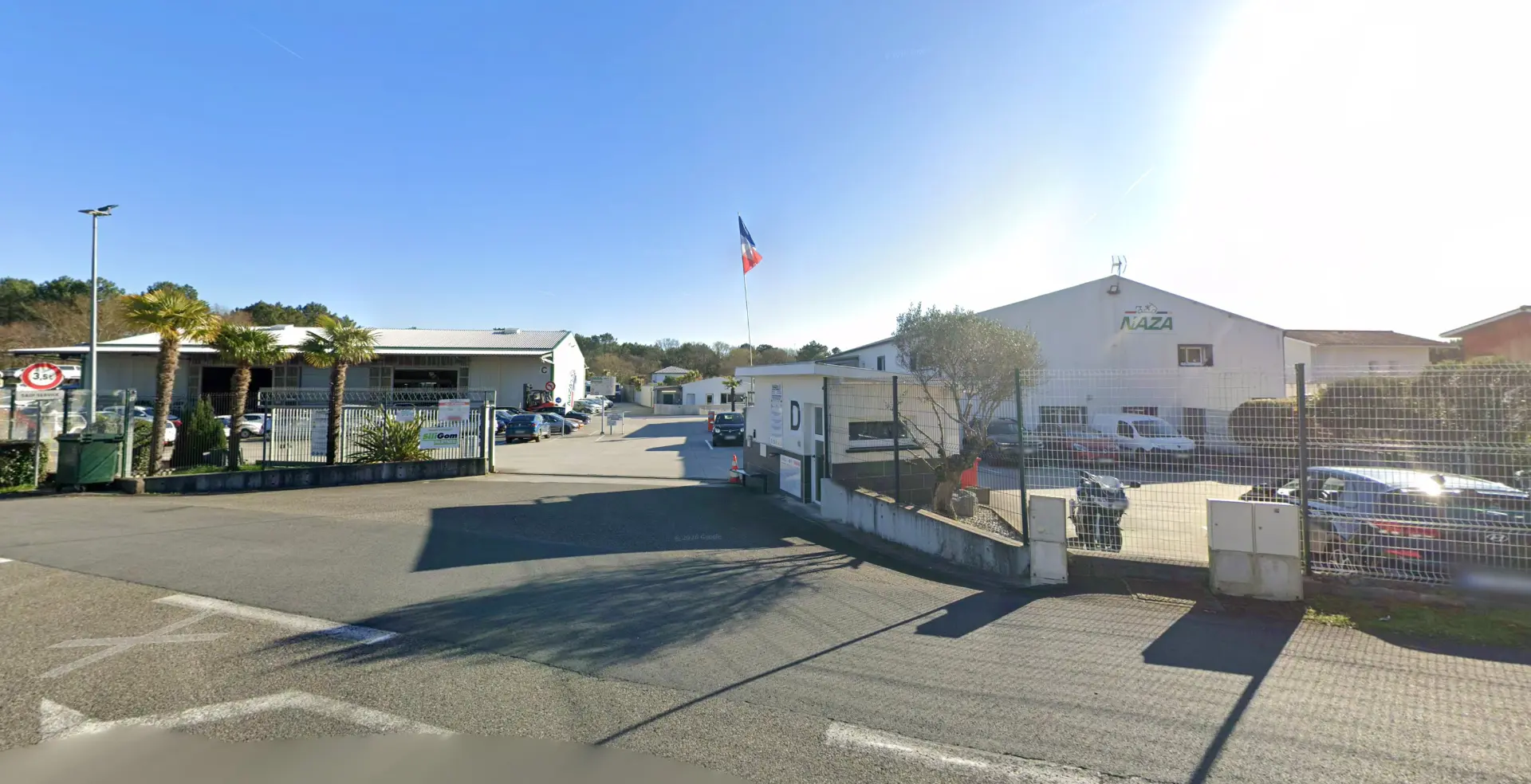 Entrée du site NAZA de Labenne avec le bâtiment et le drapeau français