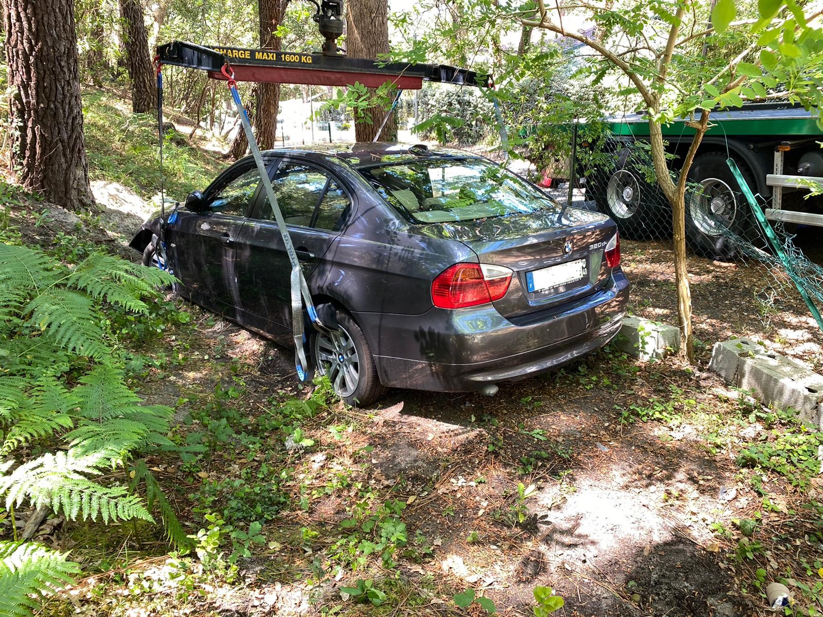 Grutage d’une BMW en forêt par un camion NAZA
