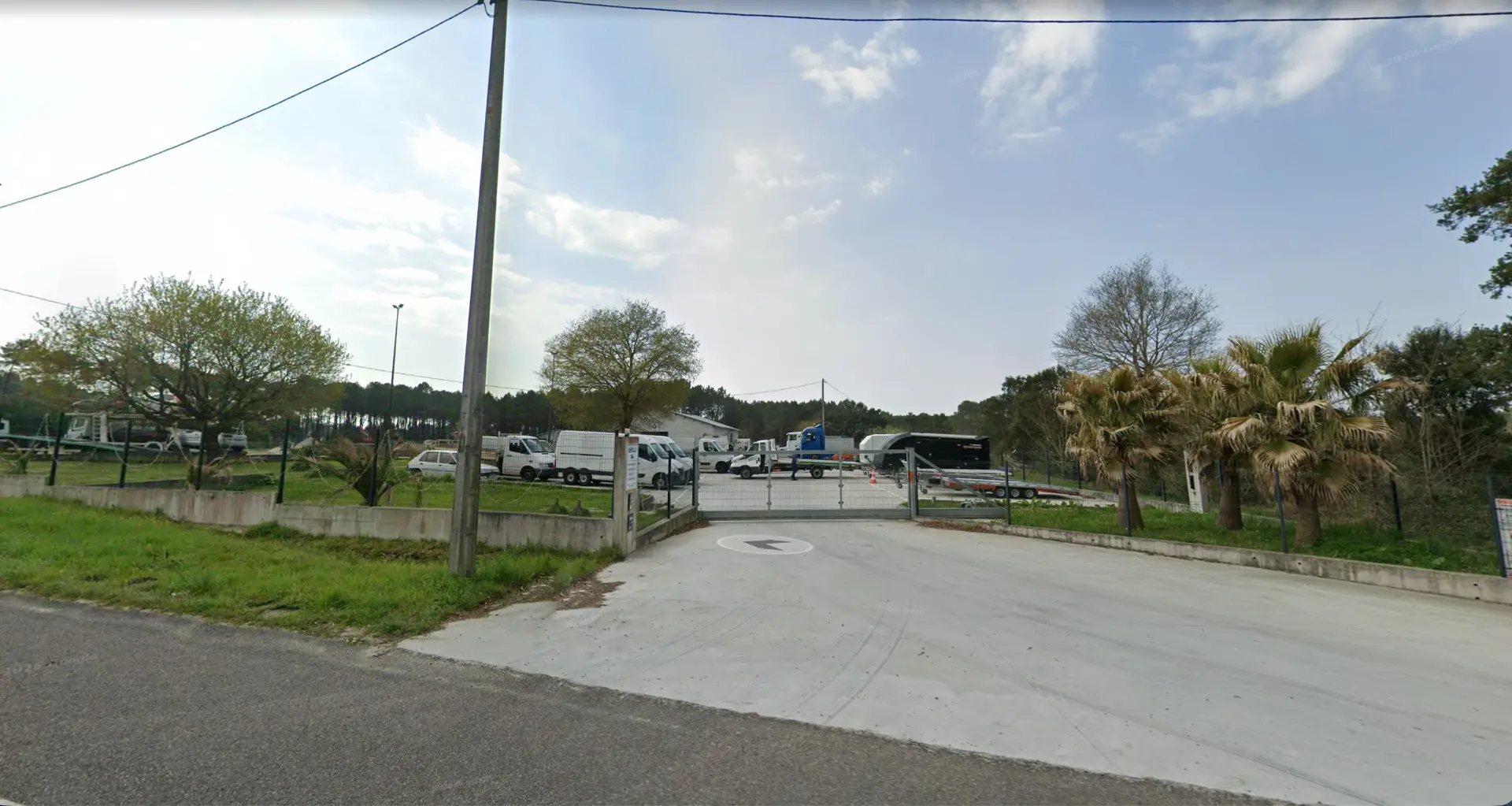 Entrée du site NAZA d’Ondres avec des véhicules stationnés derrière le portail
