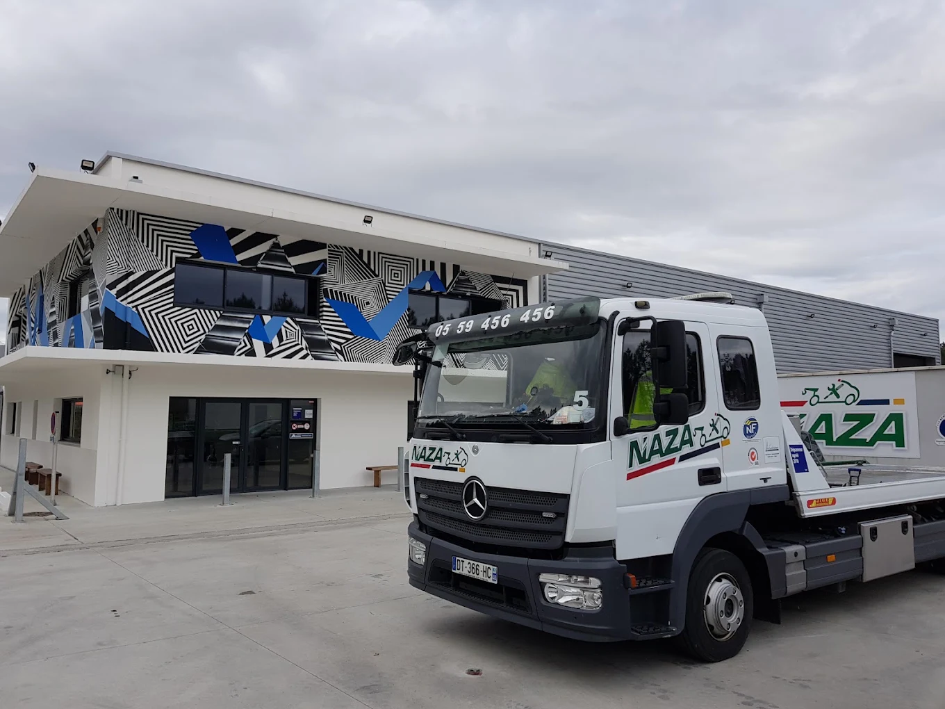 Camion de dépannage NAZA devant le bâtiment de Saint-Geours-de-Maremne