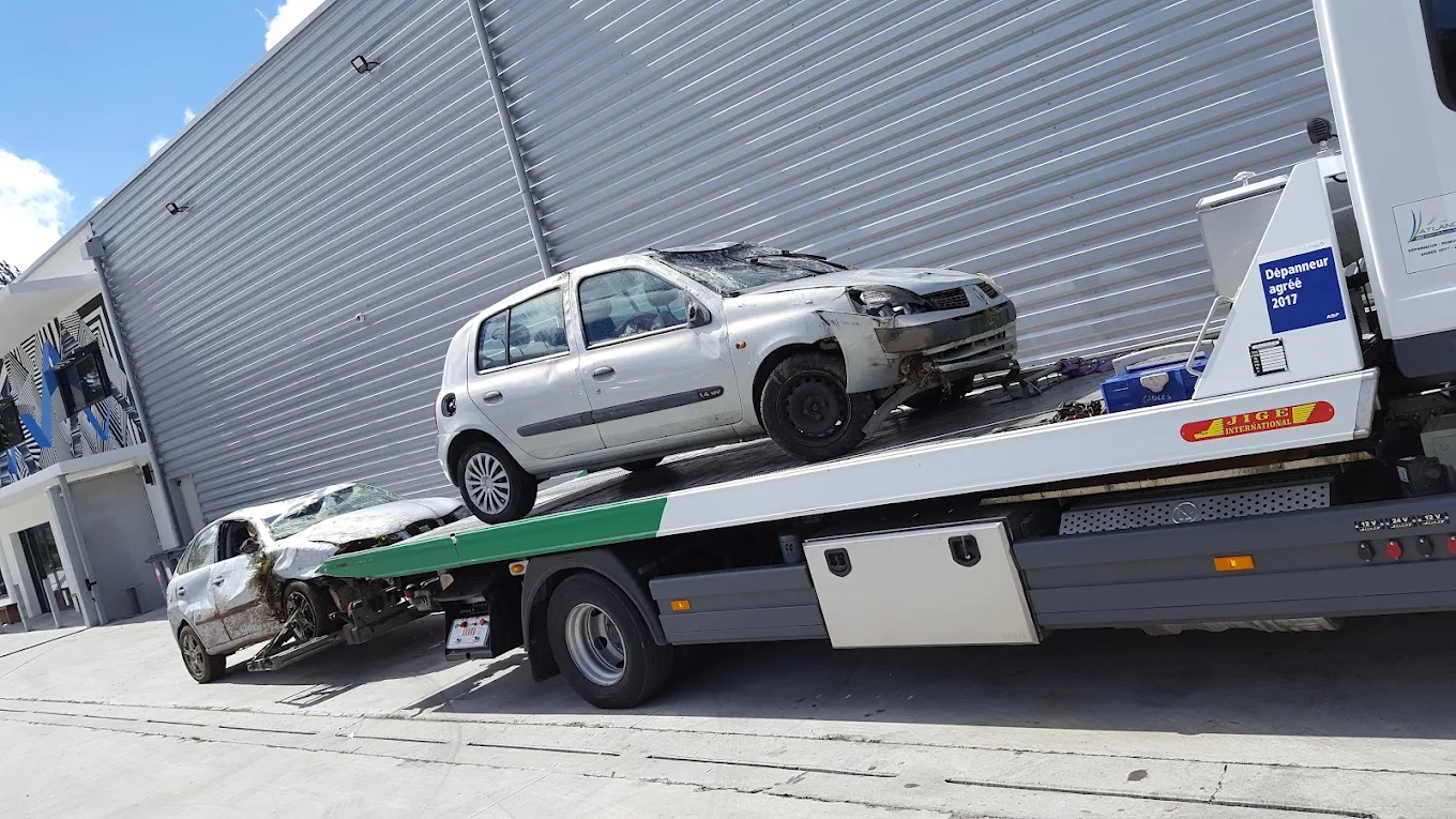 Plateau NAZA chargeant des véhicules accidentés devant l’atelier de Saint-Paul-lès-Dax
