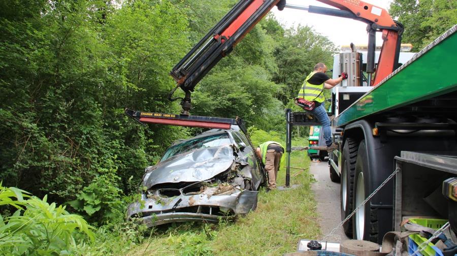 Grutage d’un véhicule en forêt par une équipe NAZA